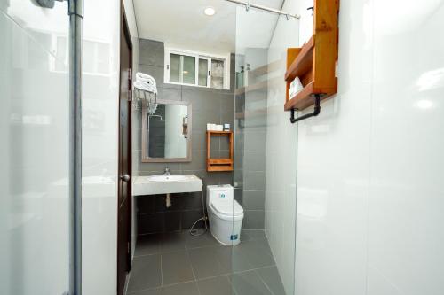 ein Bad mit einem WC und einem Waschbecken in der Unterkunft DRAGON HUE HOTEL in Hue