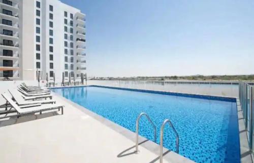 Bazén v ubytování A Place to Stay 1BR Waters Edge Theme Parks, Yas Island nebo v jeho okolí