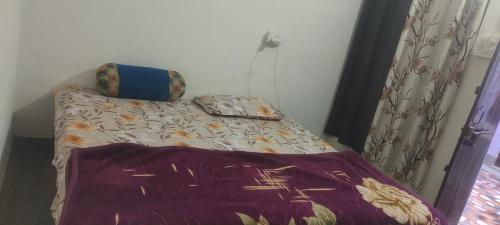 Giường trong phòng chung tại Shree Giriraj homestay