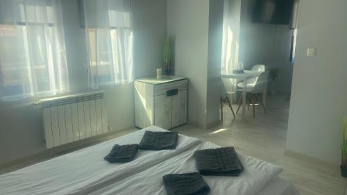 Хотел Враца في Vratsa: غرفة نوم بسرير ابيض وعليها وسادتين
