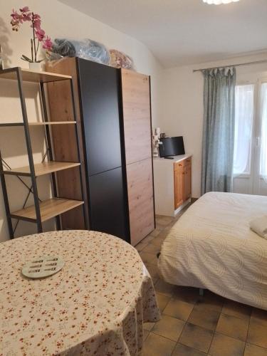 une chambre avec un lit et une étagère dans l'établissement Studio entre montagne et mer, à Cambo-les-Bains