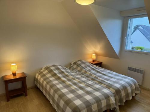 ein Schlafzimmer mit einem Bett und zwei Lampen an Tischen in der Unterkunft Maison au calme, proche plage et centre-ville in Quiberon