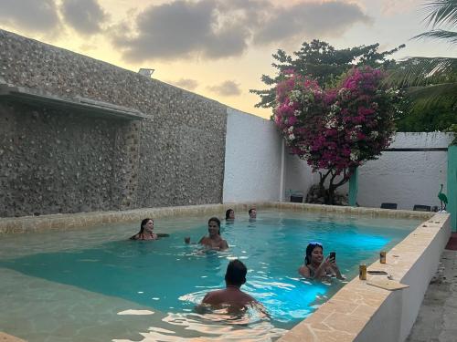 un grupo de personas nadando en una piscina en Casa Torices Real 12, en Cartagena de Indias