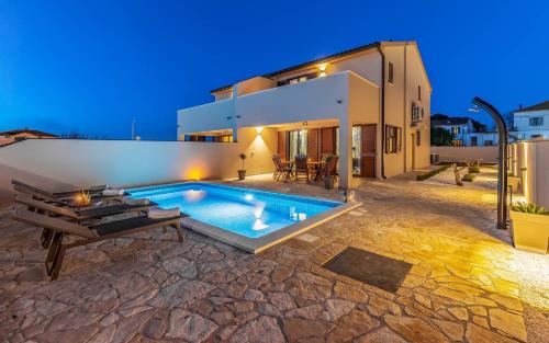 Stylish Villa Belaj with pool, sauna, jacuzzi and sea view by WiiBuk