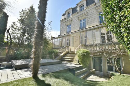 une vue extérieure d'un bâtiment avec une cour dans l'établissement Hôtel particulier Le Trémolières, à Cholet