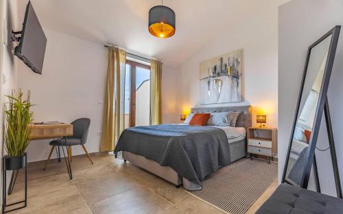 Ένα ή περισσότερα κρεβάτια σε δωμάτιο στο Stylish Villa Belaj with pool, sauna, jacuzzi and sea view by WiiBuk