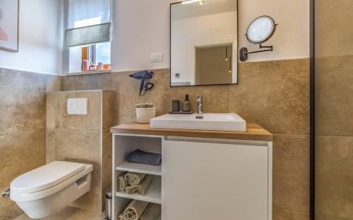 Ένα μπάνιο στο Stylish Villa Belaj with pool, sauna, jacuzzi and sea view by WiiBuk