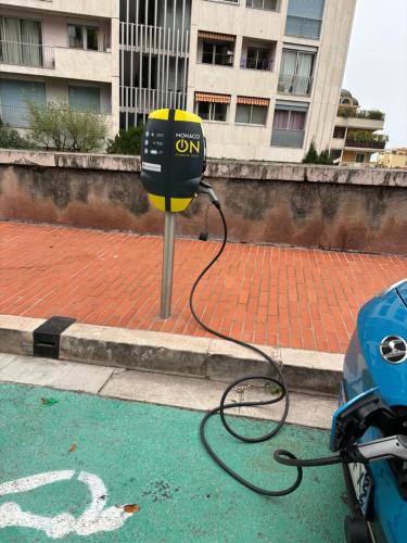 un compteur de stationnement situé sur le côté d'une rue dans l'établissement Studio jardin 5 mn plage Monaco Air Conditioner, à Beausoleil