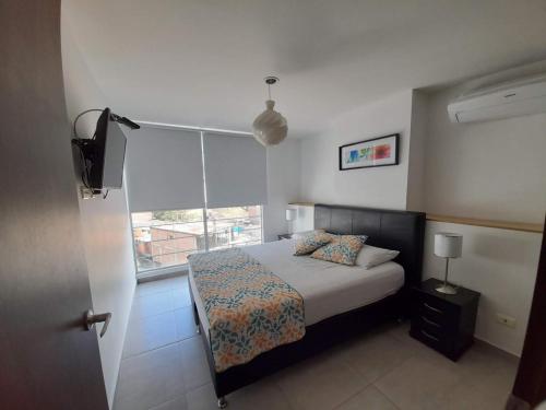 - une petite chambre avec un lit et une fenêtre dans l'établissement Gaira Apartamento Amoblado Bucaramanga, à San Gil