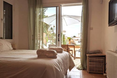 Postel nebo postele na pokoji v ubytování Villa Aura - Villa in Peyia