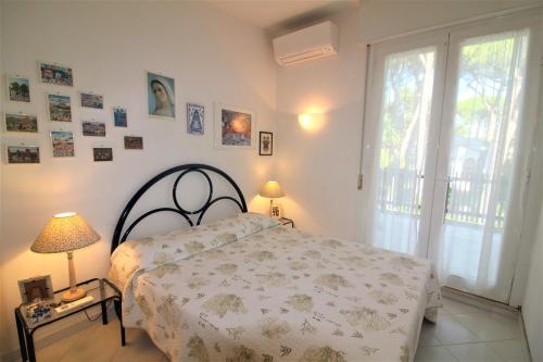 a bedroom with a bed and a window at Villaggio Estate in Lignano Sabbiadoro