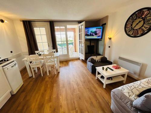 un salon avec un canapé et une table dans l'établissement 