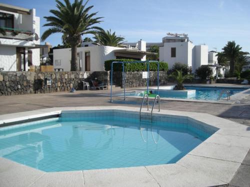 Bazén v ubytování LA MAYOR BUNGAMERICA AU BORD DE L'OCEAN RESIDENTIEL nebo v jeho okolí