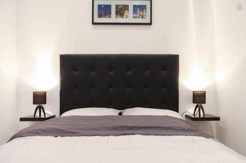 Säng eller sängar i ett rum på Nice Renting - GALLO - New Modern Loft Old Town Massena
