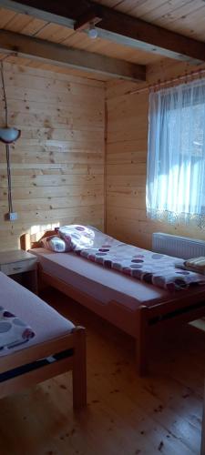 ZaovineにあるWooden house Nada (Drvena kuća Nada)の木製の部屋に大型ベッドが備わるベッドルーム1室が備わります。