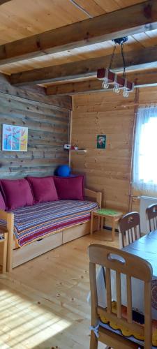 pokój z łóżkiem w drewnianym domku w obiekcie Wooden house Nada (Drvena kuća Nada) w mieście Zaovine