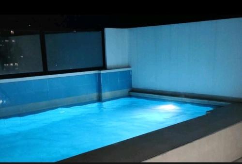 a swimming pool with blue water in a room at Apartamento en el Centro in Santa Cruz de la Sierra
