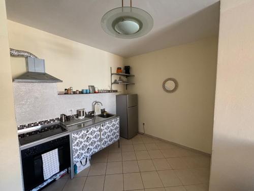 eine Küche mit einem Herd und einem Kühlschrank in der Unterkunft The-SeaView Apartment in Durrës