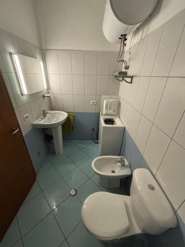 ein Bad mit einem WC und einem Waschbecken in der Unterkunft The-SeaView Apartment in Durrës