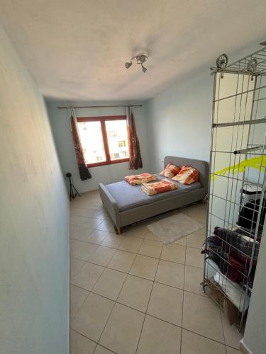 Schlafzimmer mit einem Bett und einem Fenster in der Unterkunft The-SeaView Apartment in Durrës