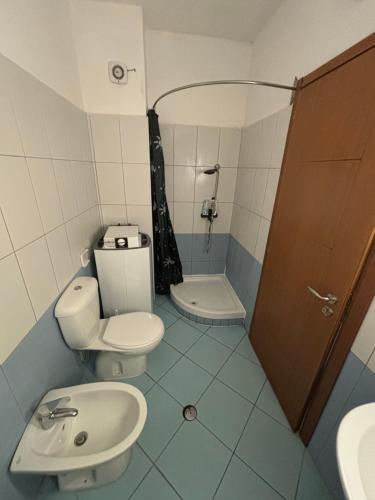 ein Bad mit einem WC, einem Waschbecken und einer Dusche in der Unterkunft The-SeaView Apartment in Durrës