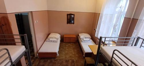 Pokój z 2 łóżkami piętrowymi i oknem w obiekcie Schronisko Młodzieżowe PTSM Matecznik w mieście Przemyśl