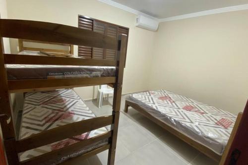Łóżko lub łóżka piętrowe w pokoju w obiekcie Chácara Mahalo’s