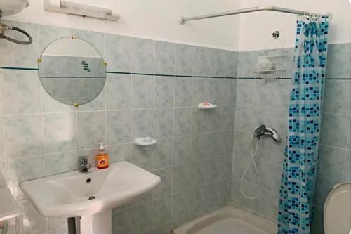 a bathroom with a sink and a shower at Appartement à Didier in Fort-de-France