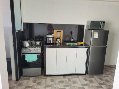 een keuken met een fornuis en een koelkast bij MIEL DE LUNA in Cerro Azul