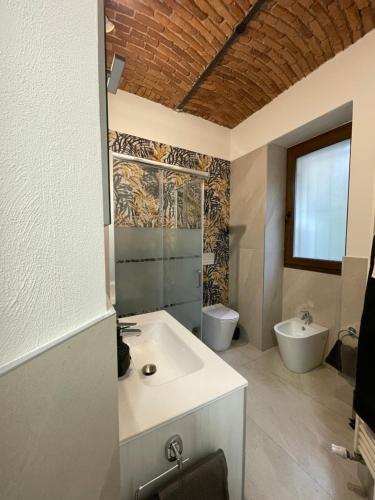La salle de bains est pourvue d'un lavabo, d'une baignoire et de toilettes. dans l'établissement Appartamento Da.Flo, à Gallarate