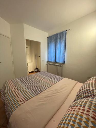 1 dormitorio con 2 camas y ventana en Appartamento Da.Flo, en Gallarate