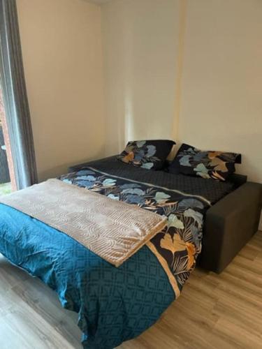 - un lit dans une chambre avec 2 oreillers dans l'établissement Toulouse studio-Croix Daurade, à Toulouse