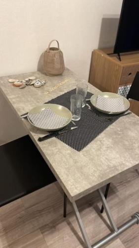 une table avec deux plaques et un porte-monnaie dans l'établissement Toulouse studio-Croix Daurade, à Toulouse