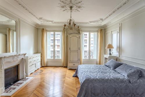 une chambre avec un lit et une cheminée dans l'établissement SACRE COEUR Grand Duplex 130 m2 - 4 chambres + double living, à Paris