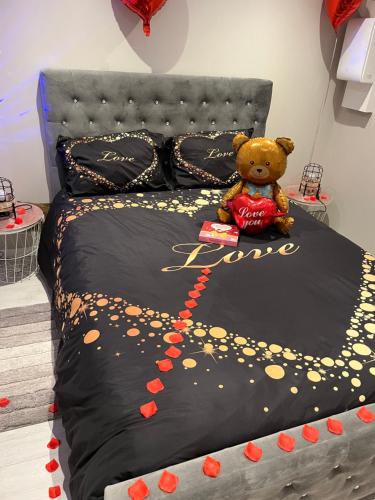 ein Teddybär auf einem Bett in der Unterkunft Sparadisejacuzzi in Éragny