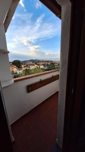 einen Balkon mit Stadtblick in der Unterkunft Appartamento con vista su Firenze in Lastra a Signa
