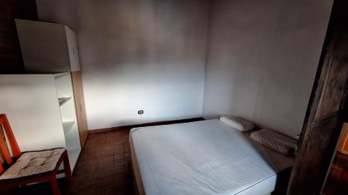 Kleines Zimmer mit einem Bett und einem kleinen Kühlschrank. in der Unterkunft Appartamento con vista su Firenze in Lastra a Signa