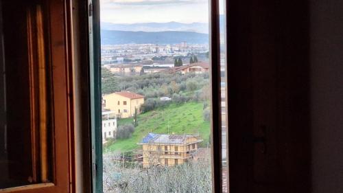 aus einem Fenster mit Stadtblick in der Unterkunft Appartamento con vista su Firenze in Lastra a Signa