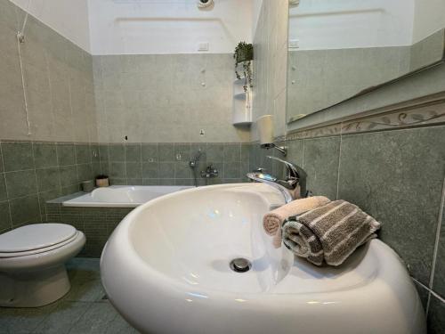 uma casa de banho com um lavatório, um WC e uma banheira em Appartamento Matteo e Daniela em San Leo