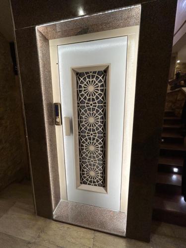 una imagen de una puerta con una ventana de cristal en Sahara Pyramids Inn en El Cairo