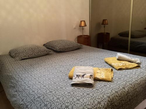 - une chambre avec un lit, 2 serviettes et un miroir dans l'établissement La croisière, à Étretat