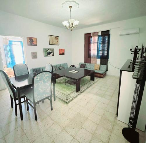 sala de estar con mesa de comedor y sillas en Anis en Sousse