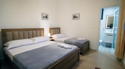 Postel nebo postele na pokoji v ubytování Villa Balliu