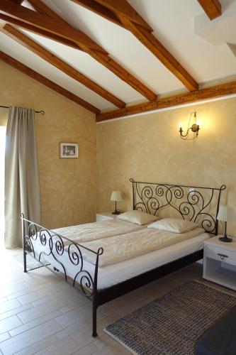 1 dormitorio con 1 cama grande en una habitación en Villa Emma Smoljanci 76, en Svetvinčenat
