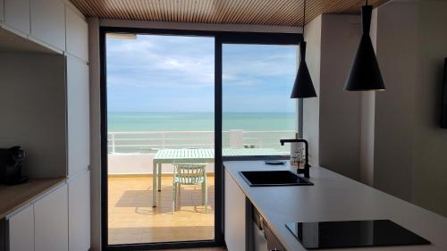 cocina con vistas al océano desde el balcón en La Casa de los Peces, en Peñíscola