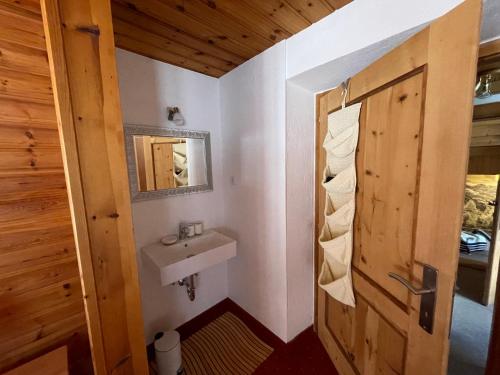 een badkamer met een wastafel en een spiegel bij Apart Sonnenheim in Kaunertal