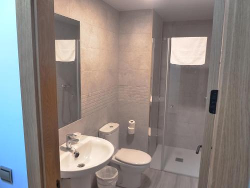 een badkamer met een wastafel, een toilet en een douche bij Hostal Casa Fermina- A 2 horas de las pistas de esquí in Trevélez
