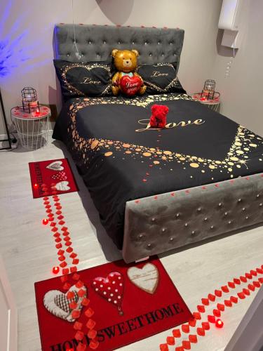 ein Bett mit einem Teddybären drauf in der Unterkunft Sparadisejacuzzi in Éragny