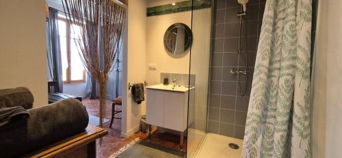 La salle de bains est pourvue d'une douche et d'un lavabo. dans l'établissement Chambres d'Hôtes Le relais des marmottes, à Lagnes