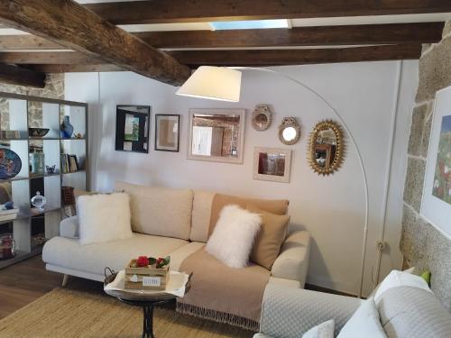 un soggiorno con divano e tavolo di Casa Elvira a San Amaro